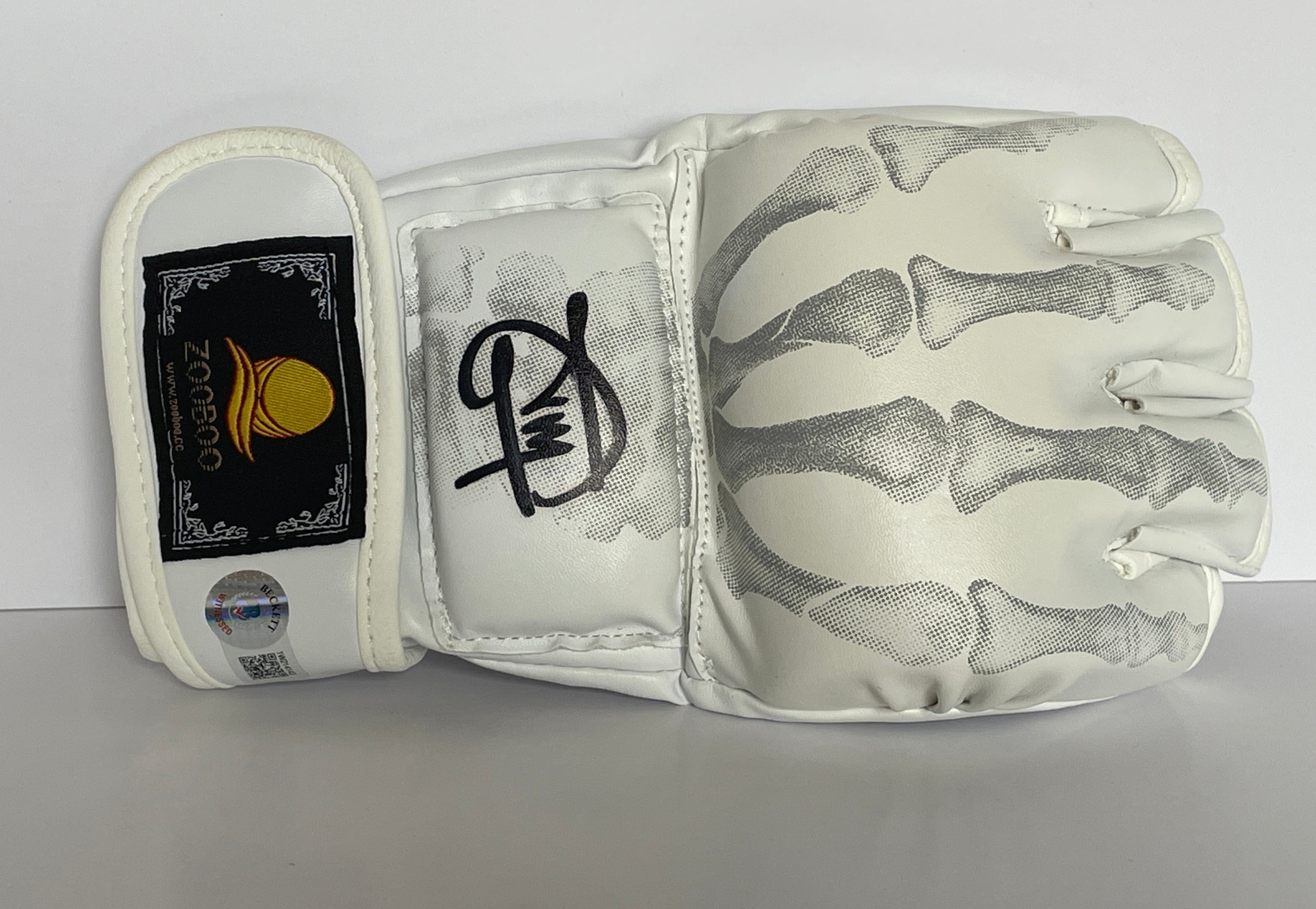 Interstellar Collectibles Inc - Ian Machado Gary Signed MMA Glove 1